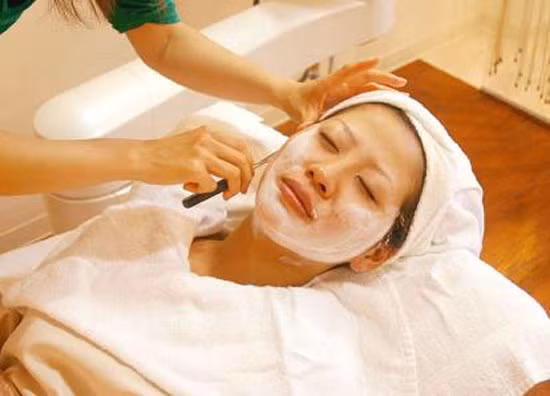 Trào lưu cạo lông mặt làm đẹp của phụ nữ Nhật. Từ giữa năm 2011, phương pháp làm đẹp bằng dao cạo có tên “kao sori” ngày một trở nên phổ biến, đặc biệt tại các salon lớn ở Nhật Bản. Theo các chuyên gia của một chuỗi salon lớn ở xứ Phù Tang với hơn 70 chi nhánh trên toàn quốc, đây không chỉ là cách giúp phụ nữ loại bỏ phần lông mất thẩm mỹ ở quanh miệng và má, mà còn làm cho làn da trở nên sáng, trắng và mềm hơn.