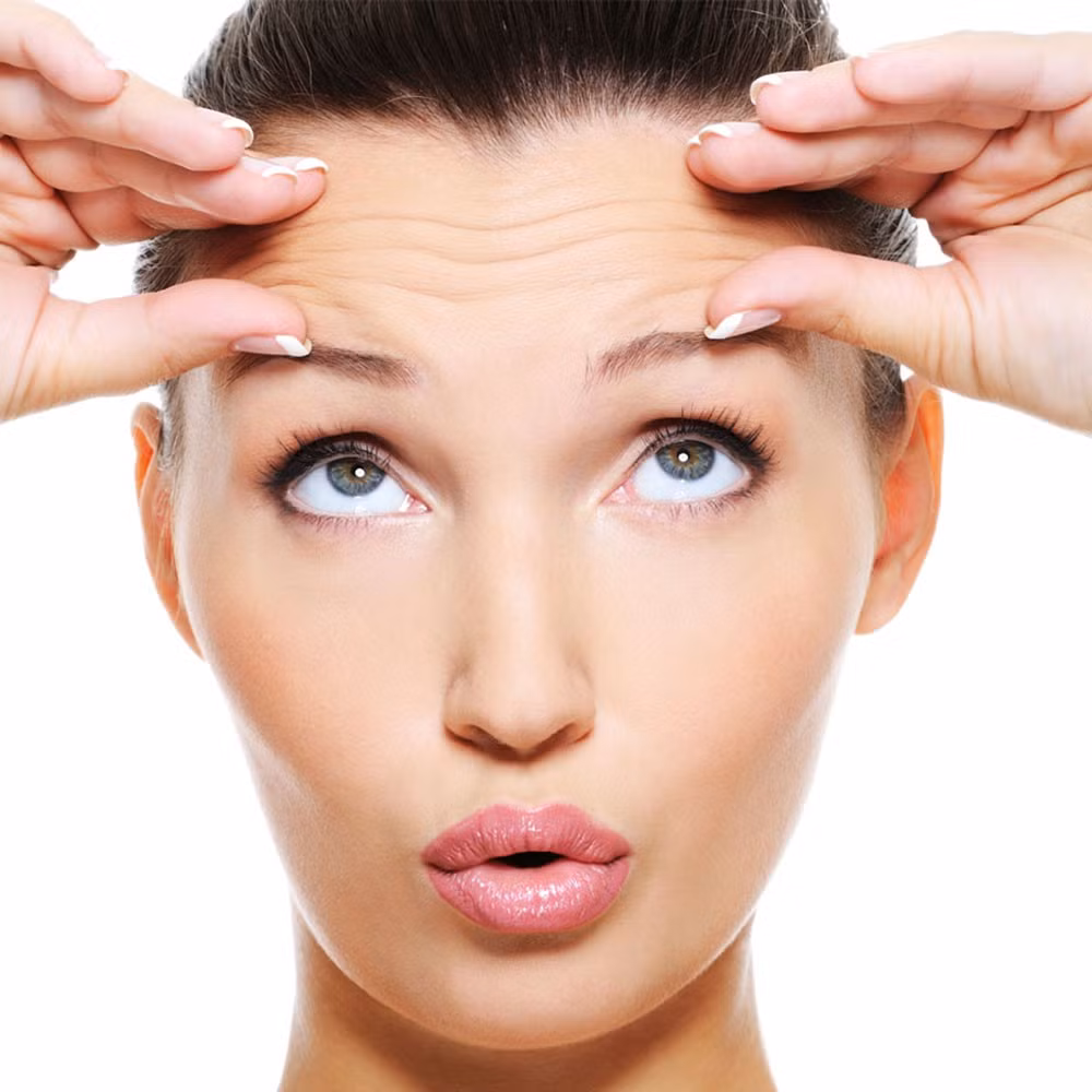 Phương pháp làm đẹp kinh dị này từng được áp dụng ở nhiều nước Trung Đông từ khoảng 2.000 năm trước. Nữ hoàng Cleopatra từng được cho là cuồng cách làm đẹp này để giữ nét thanh xuân của mình. Gần đây, xóa nếp nhăn bằng dao cạo đã trở nên phổ biến ở Mỹ, đặc biệt là đối với tầng lớp giàu có tại New York và Los Angeles. Chi phí cho mỗi lần trị liệu bằng phương pháp kinh dị này lên tới 100 pound (khoảng 3,5 triệu đồng).