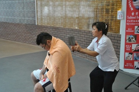 Cách làm này giúp máu lưu thông tốt hơn và khiến cơ thể cảm thấy thoải mái. Mỗi lần massage kéo dài khoảng 30 phút. Một số người từng thử liệu pháp với dao phay chia sẻ, kỹ thuật đặc biệt này để lại cảm giác rất lạ lùng và đôi khi là đau đớn. Để được một lần "dựng tóc gáy" với liệu pháp dao phay, bạn phải trả 3,3USD (khoảng 70.000 đồng). Mỗi lần điều trị kéo dài 10 phút.