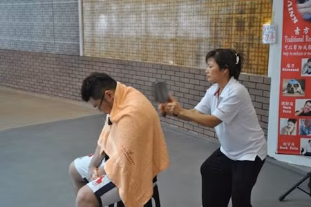 Cách làm này giúp máu lưu thông tốt hơn và khiến cơ thể cảm thấy thoải mái. Mỗi lần massage kéo dài khoảng 30 phút. Một số người từng thử liệu pháp với dao phay chia sẻ, kỹ thuật đặc biệt này để lại cảm giác rất lạ lùng và đôi khi là đau đớn. Để được một lần "dựng tóc gáy" với liệu pháp dao phay, bạn phải trả 3,3USD (khoảng 70.000 đồng). Mỗi lần điều trị kéo dài 10 phút.