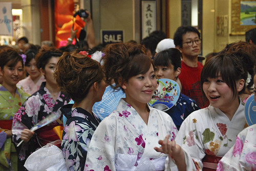 Ban đầu, bạn sẽ được nhân viên làm đẹp dùng máy xông hơi nước để tẩy trang và làm sạch da. Tiếp đến, bạn sẽ được quét kem cạo đều lên khắp mặt. Trong khi đó, vùng da dưới mắt được thư giãn với hai miếng mặt nạ hydrogel mỏng. Bước ba, nhân viên làm đẹp bắt đầu sử dụng dao cạo để làm sạch lông trên mặt. Sau khi hoàn thành, họ dùng máy massage mạch bạch huyết ở vùng cổ rồi bấm huyệt trên mặt để thư giãn.