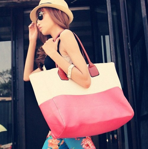 Túi cỡ lớn. Sử dụng các túi nặng hàng ngày có thể dẫn tới viêm và thoái hóa khớp vai. Việc đeo túi một bên thường xuyên có thể gây ra tình trạng mất cân bằng cơ lưng và tư thế biến dạng. Điều này cũng đồng thời dẫn tới tất cả các chứng đau lưng. Để hạn chế tình trạng này, nên sử dụng những túi nhẹ khi có thể và đảm bảo việc chuyển vai đeo thường xuyên.