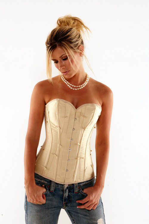 Áo corset. Bất cứ vật gì siết chặt vùng bụng thì cũng đồng thời gây áp lực lên những cơ quan nội tạng, làm suy yếu cơ bụng và có thể dẫn tới hàng loạt những vấn đề về tiêu hóa bao gồm cả chứng ợ chua. Để ngăn ngừa điều này, hãy thực hiện những bài tập làm săn chắc cơ bụng và chỉ mặc áo nịt tạo hình vào những dịp thật cần thiết.