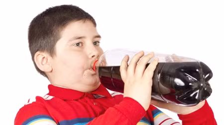 Uống quá nhanh và nhiều một lúc: Điều này sẽ tăng gánh nặng cho tim và ảnh hưởng đến công năng bình thường của dạ dày, thận.