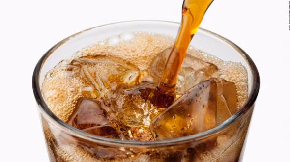 Uống nước giải khát có ga thay thế nước lọc. Các loại đồ uống có ga gần như không có tác dụng trong việc bổ sung lượng nước cho cơ thể. Trái lại, uống nước có ga làm giảm nhu cầu uống nước của cơ thể, khiến cơ thể càng thêm "khô quắt", mất nước hơn.