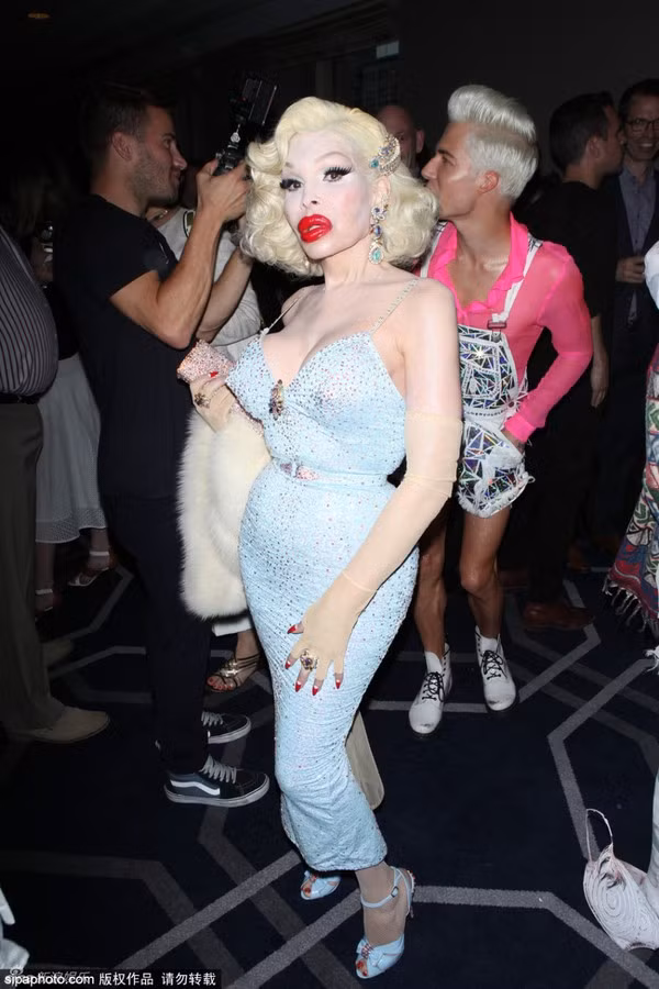 Amanda tự tin tạo dáng trên thảm đỏ. Ngôi sao tiết lộ cô rất thích mặc trang phục sexy bó sát để có thể khoe trọn thân hình đồng hồ cát nóng bóng cùng vòng eo 55 cm.