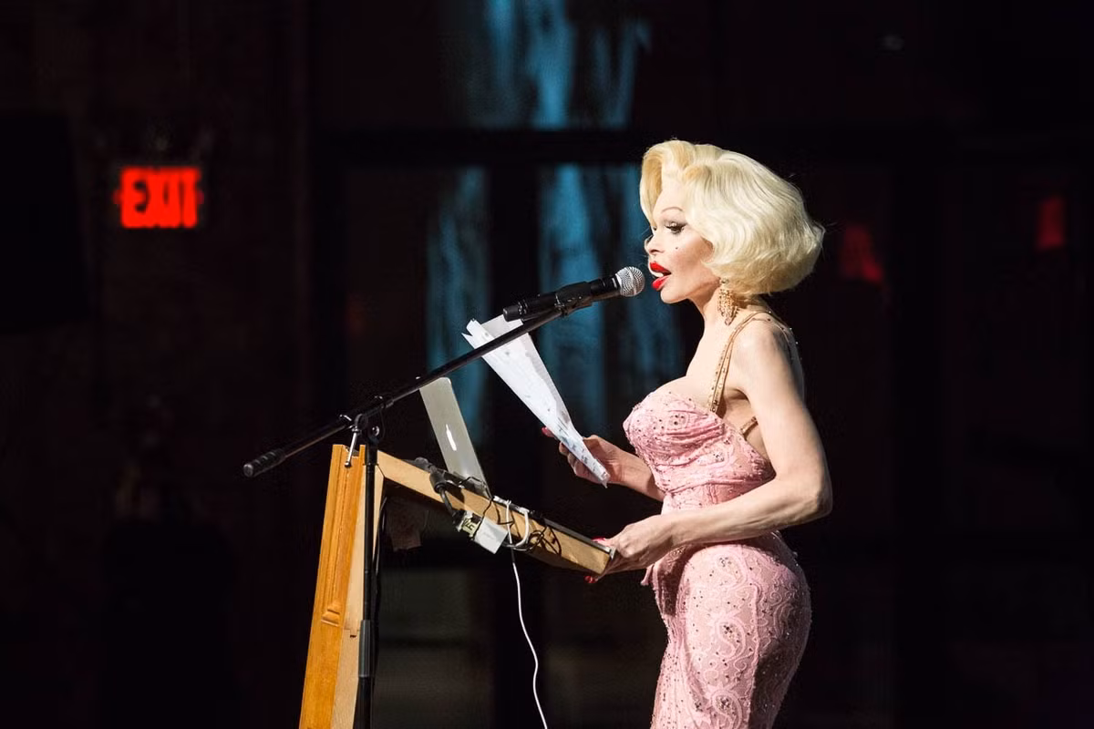 Amanda bắt đầu phẫu thuật chuyển đổi giới tính từ năm 19 tuổi. Cô được xem là một người mẫu chuyển giới có tiếng trong giới giải trí