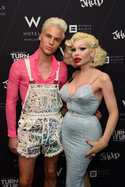 Hôm 4/6, trong sự kiện “Turn it up for change” taị New York, Mỹ, người mẫu chuyển giới Mỹ Amanda Lepore đã thu hút sự chý của nhiều người với khuôn mặt và cơ thể méo mó, biến dạng do biến chứng của phẫu thuật thẩm mỹ.