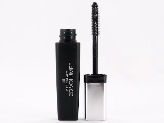 Mascara không thấm nước PhotoReady 3D Volume của Revlon, 170.000đ. Revlon PhotoReady 3D Volume Waterproof Mascara được bình chọn vì công thức lâu trôi và tính năng dày mi tuyệt vời của sản phẩm này. Bạn có thể chuốt mascara này nhiều lớp để đạt độ dày gần như mi giả.