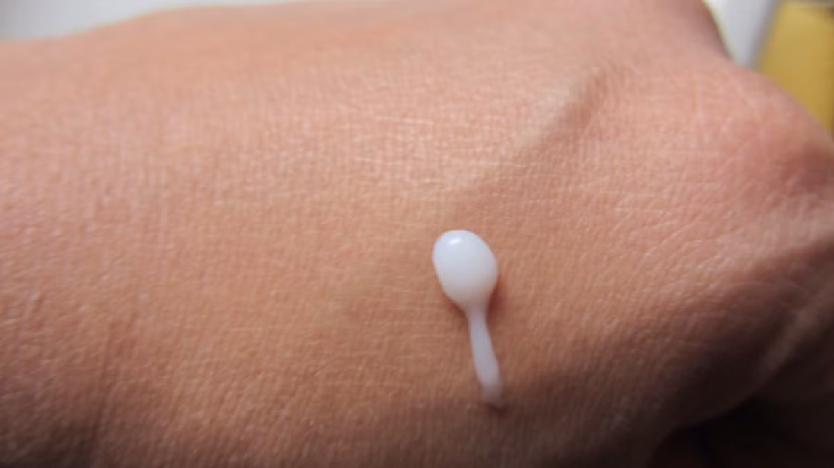 Son khóa màu môi khác với son thông thường ở chỗ son không màu, không mùi, không vị và không làm khô môi.