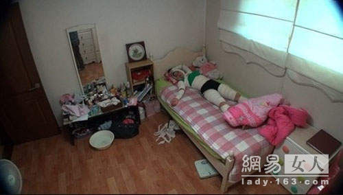 Vì sợ các phần trên cơ thể phát triển không đồng đều, cô gái kỳ quặc sẵn sàng nằm quấn băng cả ngày ở nhà không làm gì. Nếu có việc bắt buộc phải ra ngoài, cô cũng sẽ đi ra ngoài với những dải băng quấn chặt quanh người này.