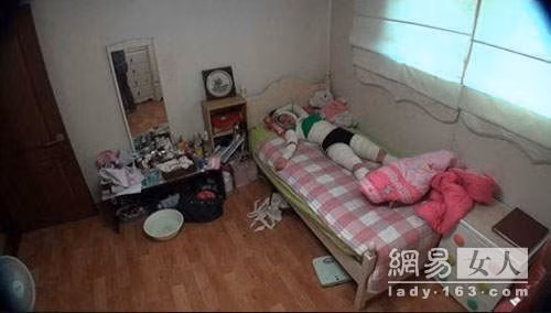 Vì sợ các phần trên cơ thể phát triển không đồng đều, cô gái kỳ quặc sẵn sàng nằm quấn băng cả ngày ở nhà không làm gì. Nếu có việc bắt buộc phải ra ngoài, cô cũng sẽ đi ra ngoài với những dải băng quấn chặt quanh người này.