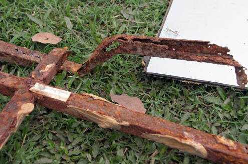 Xước da, tổn thương da vì sắt han gỉ. Bước đầu tiên là làm sạch với nước ấm và xà phòng. Nếu bạn không nhớ mình đã tiêm phòng uốn ván hay chưa, hãy đến bệnh viện kiểm tra. Nhiều người thường rửa vết thương bằng oxy già nhưng đó là một sai lầm vì oxy già sẽ khiến cho da bị tổn thương nặng hơn. Đến bệnh viện ngay khi bạn phát hiện ra vùng có vết thương chuyển màu đỏ hoặc ngày càng nóng hơn.