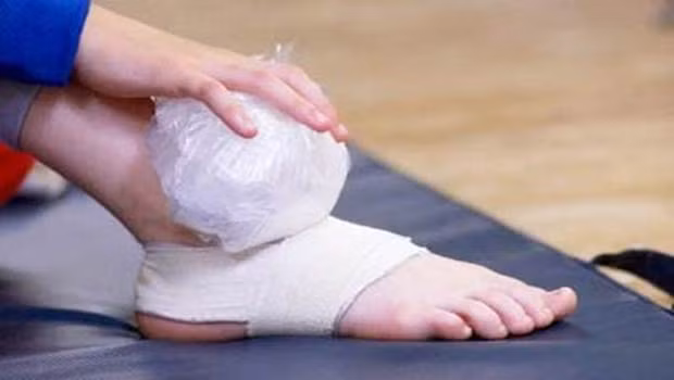 Trẹo chân. Trượt chân là một trong những tai nạn thương tích phổ biến tại nhà có thể dẫn đến trẹo chân, gãy chân. Nếu bạn bị trẹo chân, hãy chườm lạnh trong vòng 20 phút để chân đỡ sưng. Nghỉ ngơi là điều quan trọng nhất với bất kỳ ai bị trẹo chân. Không đi cà nhắc vì nguy cơ tiếp tục chấn thương dây chằng rất cao. Lưu ý, không được nắn hay bóp gì sau khi ngã vì nó sẽ làm chân tổn thương nặng hơn.