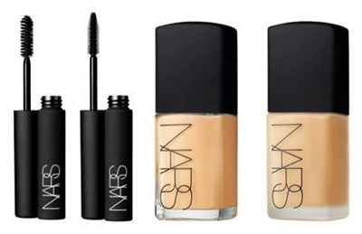 Nars Sheer Matte - 45 USD (gần 950.000 đồng). Chất phấn mịn mượt “thấm” vào da một cách nhanh chóng, kem nền cho da dầu này giúp khắc phục tuyệt vời hiện tượng đổ dầu và che phủ các “lỗi” ở vùng chữ T, trong khi vẫn cho phép da thở. Đặc biệt, trông làn da của bạn vẫn rất tự nhiên chứ không bị bám mảng.