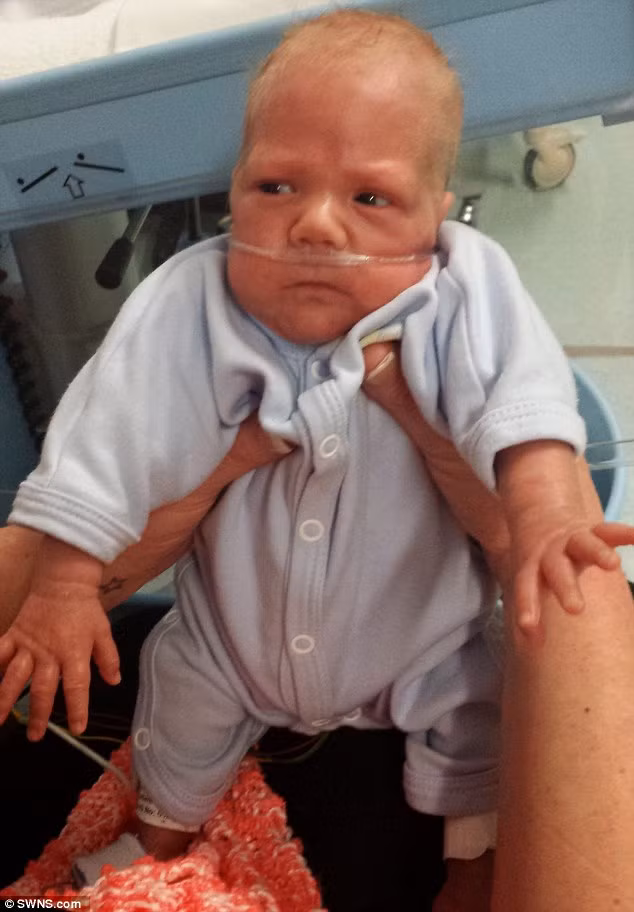 Ngày 52: Bố mẹ đã có thể bế bé Lenny kiểu sốc nách như thế này, thân thể bé đã cứng cáp hơn rất nhiều.