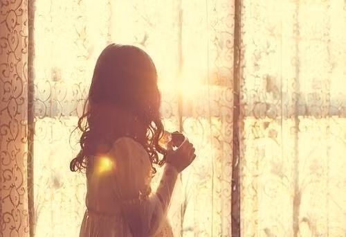 Sau khi thất tình. Chia tay, ly hôn có thể khiến bạn đau đớn, nhưng bạn nên nhìn nhận thêm một khía cạnh tích cực khác của vấn đề tình cảm này. Theo như một cuộc khảo sát với 1.000 người tham gia được thực hiện bởi hãng thực phẩm bổ sung Forza, phụ nữ có thể giảm được 3kg và nhìn quyến rũ hơn sau khi chia tay.