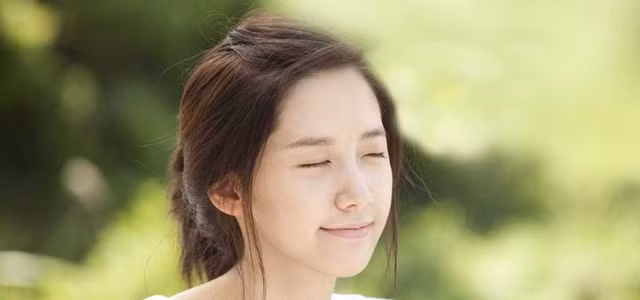 Chỉ trang điểm nhẹ hoặc để mặt mộc. Theo một bài báo đăng trên tạp chí "Quaterly of Experimental Psychology", phụ nữ trở nên hấp dẫn hơn khi họ trang điểm nhẹ đi hay giảm trang điểm từ 30 - 40% so với bình thường.