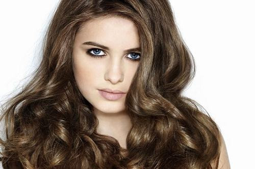 Tóc dài, uốn và bóng mượt. Tóc cũng là một phần của cơ thể thể hiện tình trạng sức khỏe của con người. Ở phụ nữ, tóc bóng mượt còn thể hiện sức sống, sức trẻ và khả năng sinh đẻ của họ. Hơn thế nữa, kiểu tóc uốn lượn luôn được coi là kiểu tóc “sexy” nhất mà đàn ông muốn nhìn từ phụ nữ.