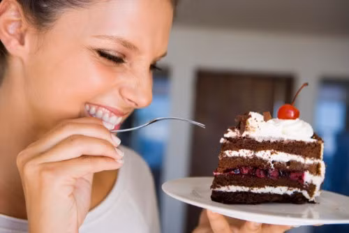 Ăn nhiều đồ ngọt. Một nghiên cứu của trường Đại học Purdue ở Indiana (Mỹ) đã chứng minh rằng, ăn đồ ngọt khi hẹn hò với chàng có thể khiến bạn trở nên hấp dẫn và đặc biệt hơn trong mắt chàng.