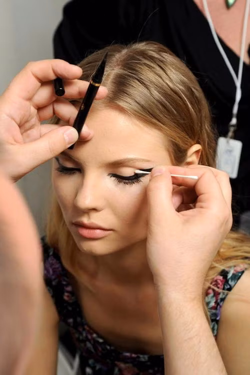 Kẻ mắt bị lem. Sử dụng tăm bông và một chút dung dịch tẩy trang để xóa sạch vết nhòe. Vẫn sử dụng tăm bông nhưng là với kem lót để làm mờ vết kẻ nhòe, hoặc nếu không có kem lót thì bạn cũng có thể sử dụng kem che khuyết điểm trong trường hợp này.