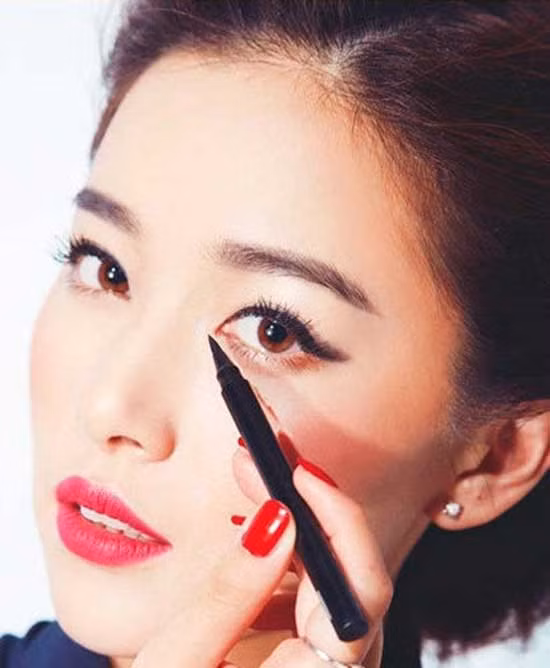 Chân mày quá đậm. Đừng cố lấy tay di để màu lông mày nhạt bớt, nó chỉ càng khiến cho đôi lông mày của bạn trông thảm họa hơn mà thôi, lúc này bạn hãy lấy ngay một miếng bông tẩy trang, thấm một chút toner rồi chấm nhẹ nhàng vào đôi lông mày đang quá “đậm đà” của mình. Sau khi màu lông mày bị thôi ra miếng bông và nhạt bớt, hãy để khô rồi dùng cọ tán để chải lại lông mày của bạn.