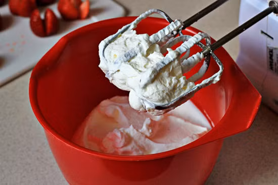 Kem tự làm. Nghe có vẻ hấp dẫn và an toàn khi tự làm kem tại nhà, nhưng bạn không biết rằng kem tự làm tại nhà với trứng sống có thể chứa vi khuẩn Salmonella, chuyên gia dinh dưỡng Leigh Tracy của Trung tâm y tế Nội tiết Mercy, Baltimore khuyến cáo.