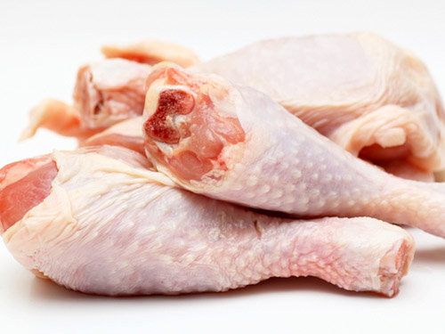 Gà. Thịt gà thường bị nhiễm Salmonella. Một phân tích hồi năm 2014 của Consumer Reports cho thấy rằng, 94% thị gà bị ô nhiễm với các vi khuẩn có hại. Do vậy, bạn nên sử dụng một nhiệt kế thực phẩm khi nấu ăn để đảm bảo bạn đã nấu chín kỹ để diệt vi khuẩn.