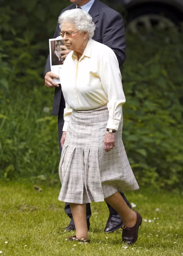 Nữ hoàng Anh đi dạo trong khuôn viên cung điện với trang phục đơn giản mà vẫn không kém phần quý phái.