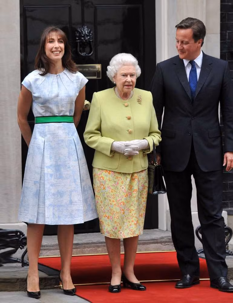 Nữ hoàng Anh kết hợp áo vest màu vàng mơ với chân váy hoa nhí vàng vừa trẻ trung vừa lịch sự.