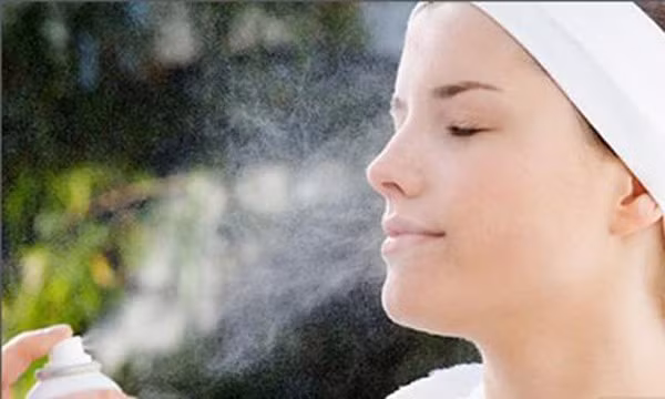 16h chiều. Vào thời điểm cuối ngày, một số người có cảm giác da bị khô và mất nước. Điều này là do sản phẩm dưỡng ẩm không cung cấp đủ độ ẩm cho da. Lúc này, hãy cấp nước cho da bằng cách xịt khoáng, giúp da hấp thụ độ ẩm hiệu quả nhất.