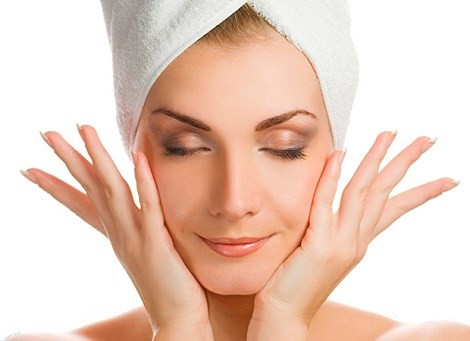 23h đêm. Các tế bào da bước vào giai đoạn nghỉ ngơi và khôi phục lại hoạt động sau một ngày làm việc mệt mỏi. Bạn nên lựa chọn các loại kem dưỡng da chuyên dụng ban đêm, có chứa thành phần collagen giúp da tươi trẻ. Trong khoảng 22h đến 1h, sản phẩm dưỡng da đều phát huy tác dụng tương đương nhau.