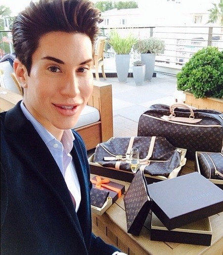 Một trong những lần mua sắm hàng hiệu thỏa thích được anh chia sẻ trên mạng xã hội.