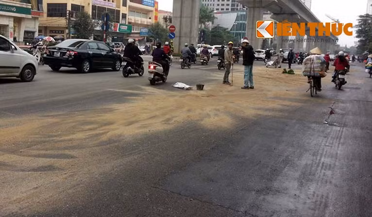 Hang loat nguoi nga xe vi dau loang tren duong Tran Phu