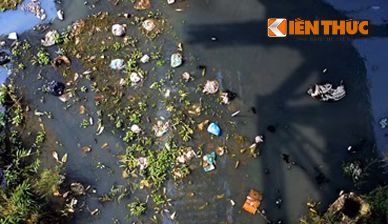 Nước dưới chân cầu Long Biên đen ngòm, bốc mùi hôi thối nồng nặc.