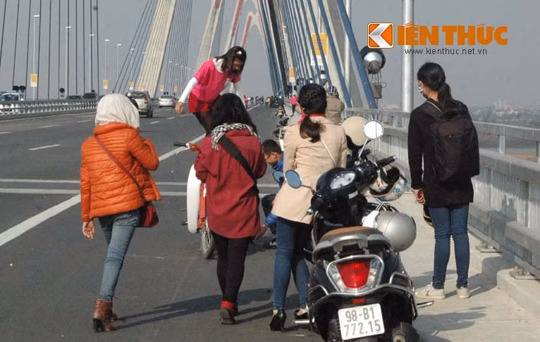 Nam thanh nữ tú đua nhau lên cầu Nhật Tân chụp ảnh, vui chơi, đỗ xe máy dưới lòng cầu.