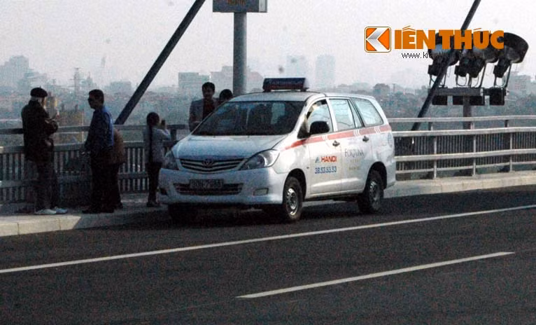 Nhiều gia đình còn thuê taxi lên cầu Nhật Tân chụp ảnh, ngắm dòng sông Hồng.