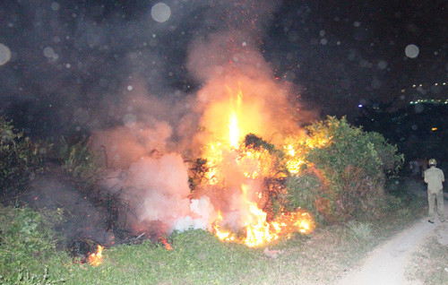 Dong co o quan 2 TP HCM boc chay, dan chay tan loan