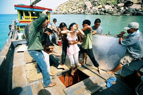 Truy tim hai thieu nu nghi bi ban sang Trung Quoc