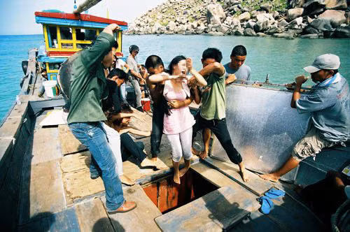 Truy tim hai thieu nu nghi bi ban sang Trung Quoc