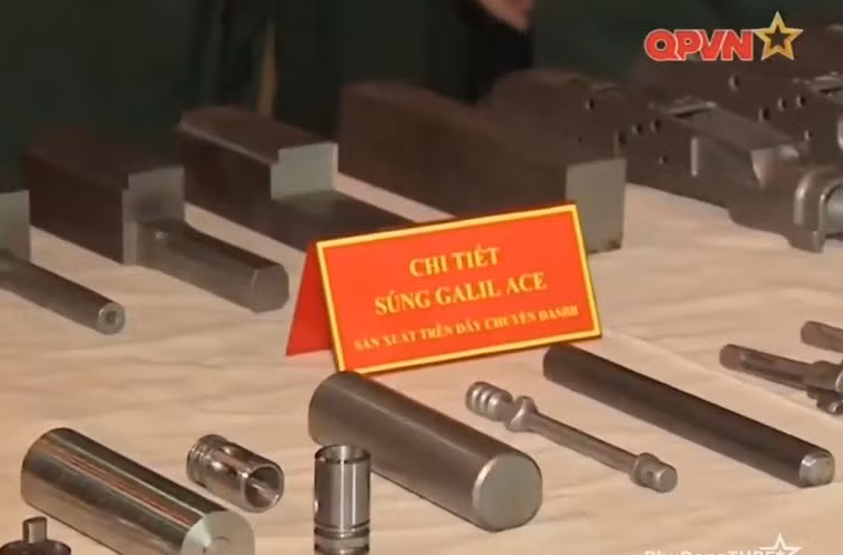 Trong ảnh, có thể thấy các chi tiết nhỏ tới lớn của súng trường tấn công Galil ACE đã được Nhà máy Z111 sản xuất thành công. Việt Nam đã thực sự làm chủ việc sản xuất súng bộ binh hiện đại trong nước thay vì phải đi nhập khẩu. Đây là bước phát triển vượt bậc của CNQP Việt Nam. Nguồn ảnh: Kênh QPVN