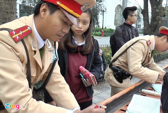 Chỉ huy Đội Tham mưu, Phòng CSGT cho hay trong 2 tháng đầu năm, CSGT Hà Nội đã xử phạt hành chính hơn 40 trường hợp bộ hành vi phạm Luật giao thông đường bộ. Tuy nhiên, tình trạng người dân đi sai luật vẫn phổ biến.