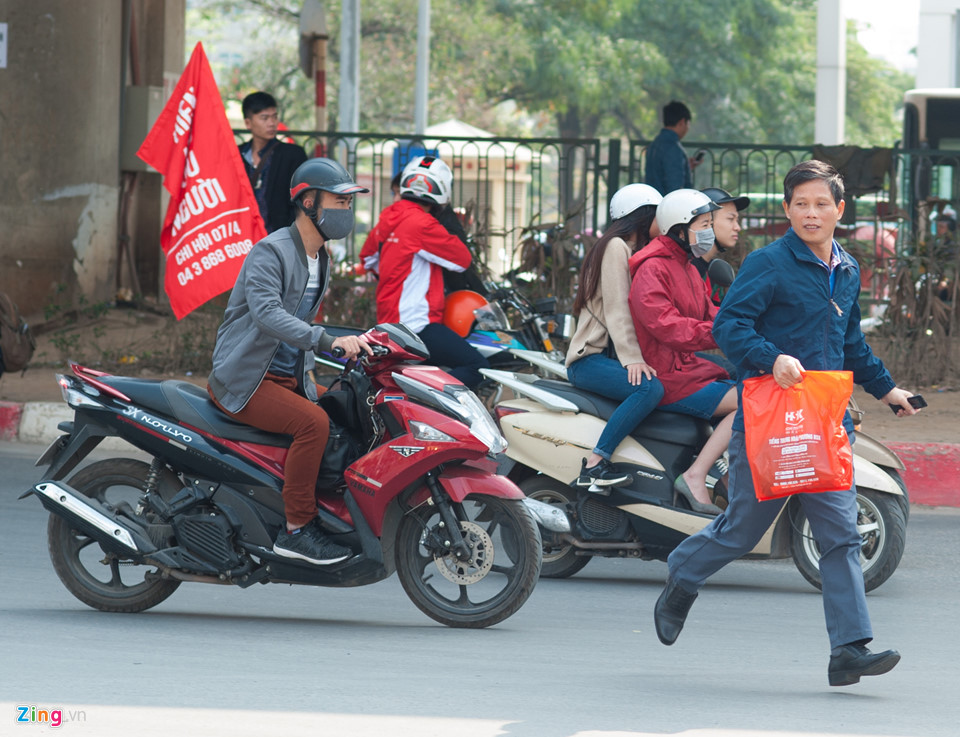 “Tôi nghĩ những đoạn có mặt đường lớn thì nên làm cầu đi bộ, còn mặt đường hẹp nên làm vạch sang đường thì tốt hơn, vì bất tiện lên xuống, quãng đường cũng dài hơn nên làm tốn thời gian và sức của người dân”, anh Thái (quận Đống Đa) bày tỏ. Trong ảnh, người đàn ông chạy xuyên qua dòng xe cộ đông đúc để vào bến xe Mỹ Đình.