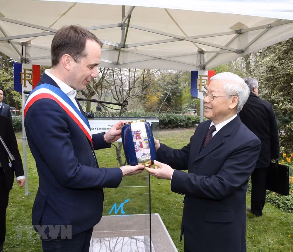 Tổng Bí thư Nguyễn Phú Trọng tặng quà Thị trưởng thành phố Montreuil Patrice Bessac.