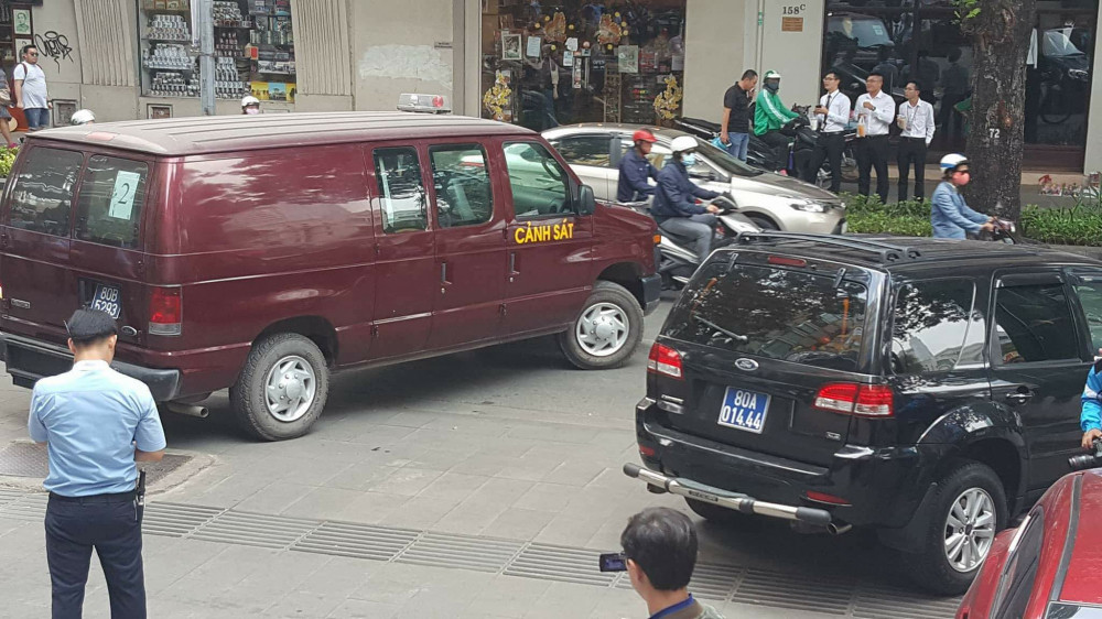 Trong thời gian bà Bình gửi số tiền lớn tiết kiệm tại đây, ông Lê Nguyễn Hưng, Nguyên Phó giám đốc Eximbank Chi nhánh TP.HCM được giao phụ trách thực hiện các thủ tục cho bà Bình. Ảnh: Xe cảnh sát đỗ trước trụ sở Eximbank chi nhánh TP HCM sáng nay. Nguồn ảnh: VTC News