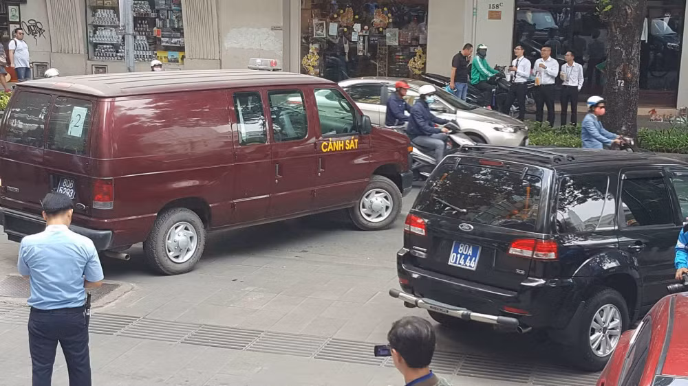 Trong thời gian bà Bình gửi số tiền lớn tiết kiệm tại đây, ông Lê Nguyễn Hưng, Nguyên Phó giám đốc Eximbank Chi nhánh TP.HCM được giao phụ trách thực hiện các thủ tục cho bà Bình. Ảnh: Xe cảnh sát đỗ trước trụ sở Eximbank chi nhánh TP HCM sáng nay. Nguồn ảnh: VTC News