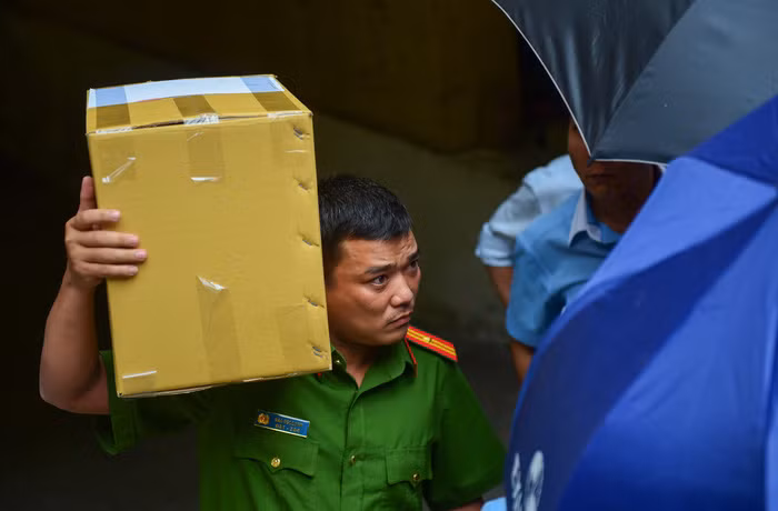 Một số thùng tài liệu thu giữ sau vụ khám xét Eximbank Quận 1. Nguồn ảnh: Tuổi Trẻ