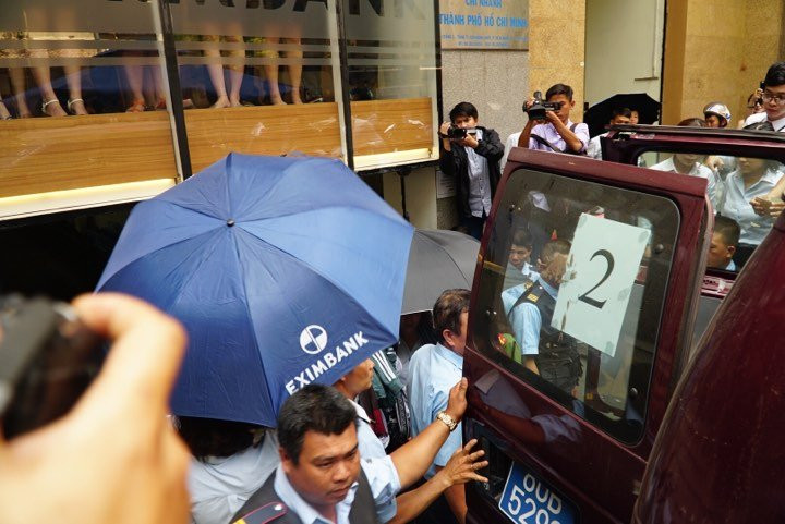 Theo nguồn tin của PV Kiến Thức, C44 Bộ Công an đã tống đạt quyết định khởi tố bị can, bắt tạm giam, thực hiện lệnh khám xét nơi làm việc và nơi ở của hai bị can là Hồ Thị Thủy và Nguyễn Thị Thi (nhân viên ngân hàng Eximbank chi nhánh TP.HCM) về hành vi “cố ý làm trái trong quản lý kinh tế gây hậu quả nghiêm trọng”. Nguồn ảnh: Vietnamnet