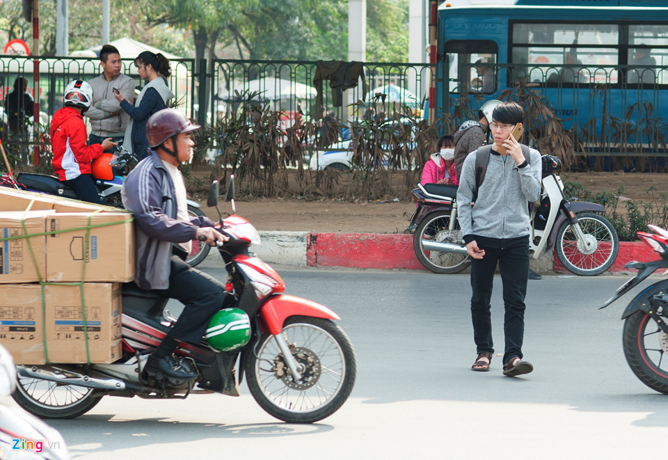 Nghị định có hiệu lực cách đây gần 4 tháng, tuy nhiên theo ghi nhận của Zing.vn, tại nhiều khu vực như bến xe khách Mỹ Đình, các nơi tập trung nhiều trường đại học và cao đẳng, người đi bộ vẫn vô tư qua đường không theo vạch kẻ, không chấp hành tín hiệu đèn báo.