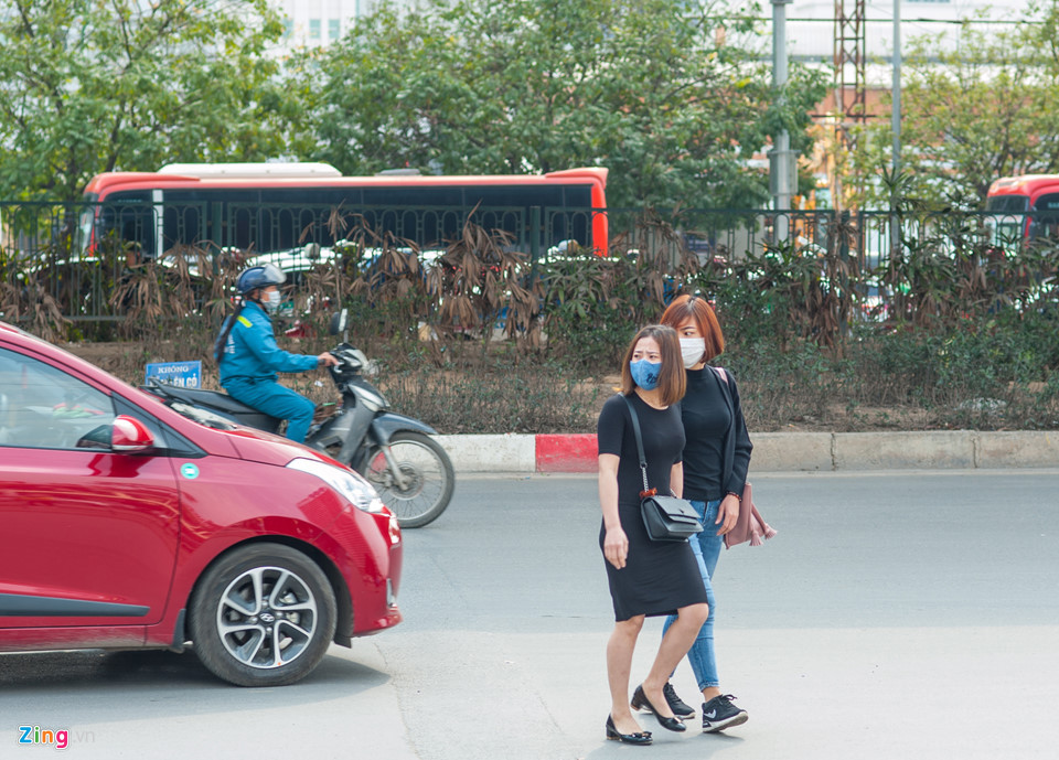 Ngoài ra, theo Điều 260 Bộ luật hình sự, từ 1/1/2018 người đi bộ, dẫn dắt động vật sai quy định khi tham gia giao thông đường bộ, nếu gây tai nạn nghiêm trọng có thể bị phạt đến 15 năm tù hoặc phạt tiền lên đến 100 triệu đồng